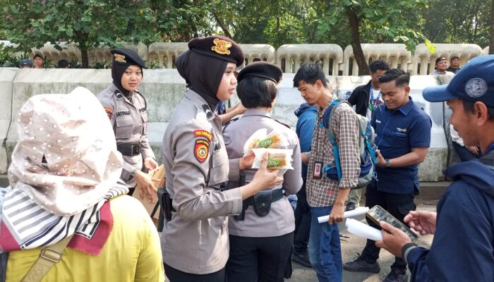 Polri Beri Pelayanan Humanis, Massa Aksi di Monas Diberi Air Mineral dan Snack