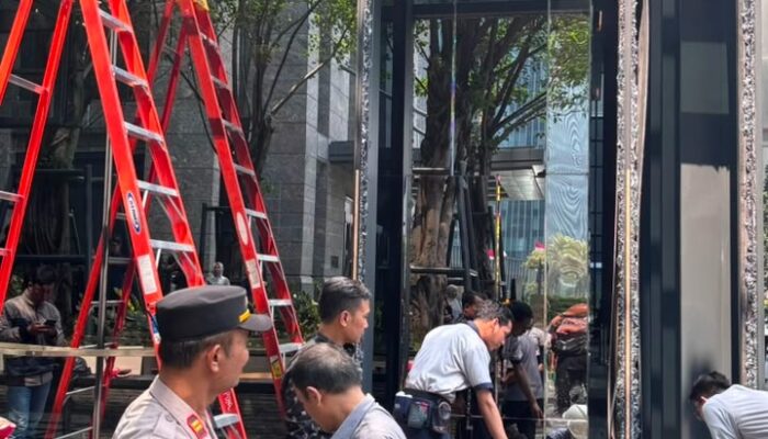 Mobil Tabrak Kaca Gedung di Kebayoran Baru, Pengemudi dan Pengelola Capai Kesepakatan