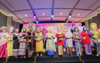 Tampilkan Busana Adat Nusantara, IKWI DKI Jakarta Dukung Pelestarian Budaya di HUT ke-65