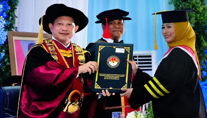 Mendagri Tito Karnavian Wisuda 1.404 Mahasiswa IPDN, Wali Kota Jakarta Barat Raih Gelar Doktor