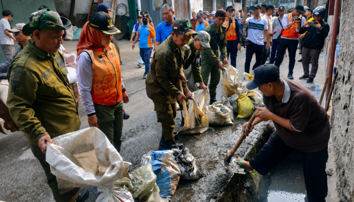 Gerakan Bersih Lumpur Dimulai, Pemkot Jakarta Barat Optimistis Tekan Titik Banjir pada Musim Hujan 2027