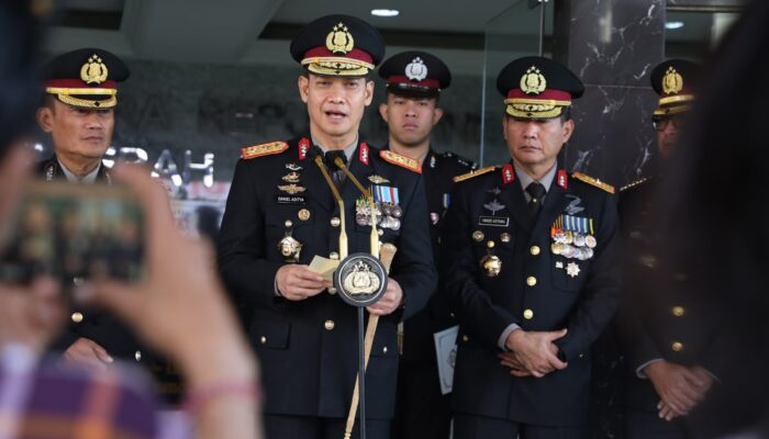 Semangat Kemerdekaan, Polda Bali Kirim 5 Truk Bantuan untuk Korban Bencana NTT