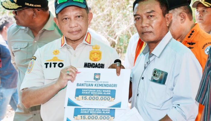 Negara Hadir di Tengah Duka Gempa NTT, Mendagri Tito Salurkan Rp15 Juta Per Korban