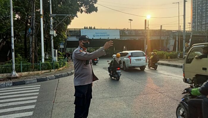Polisi Pastikan Situasi Pejompongan-Petamburan Terkendali, Warga Tetap Beraktivitas Seperti Biasa