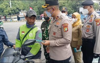 Abu Vulkanik Mengintai, Polsek Grogol Bagikan 400 Masker Gratis