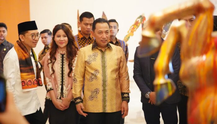 Kapolri Hadiri Pembukaan Pameran Nasirun “Bersimpuh di Kaki Para Guru” di Galeri Nasional Indonesia