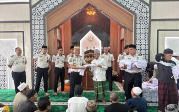 Kalapas Cipinang Bagikan Ratusan Baju Koko, Dorong 200 Santri Jadi Teladan bagi Warga Binaan