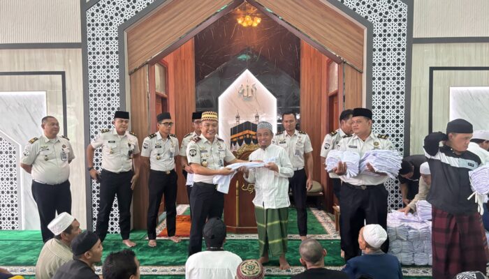 Kalapas Cipinang Bagikan Ratusan Baju Koko, Dorong 200 Santri Jadi Teladan bagi Warga Binaan